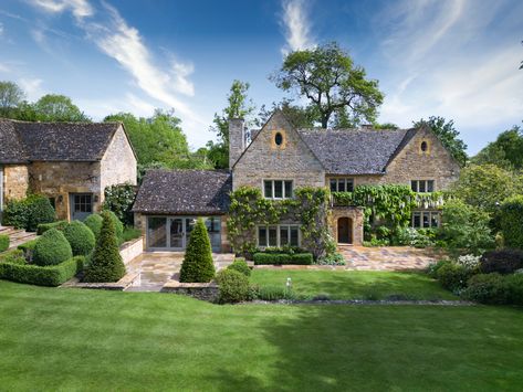 Set in the heart of an idyllic Cotswold village Janey Butler Interiors were appointed to renovate and transform the Interiors of this stunning Listed Cotswold Manor House & Barn Cottage Manor Exterior, Modern Cotswold Interior, Cotswold Country House, Bloxburg Countryside House, Modern Cotswold House, British Countryside House, Cotswold Architecture, Cotswold Houses, Canada Countryside