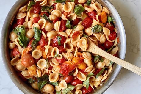 It's bright, fresh, and a breeze to whip together. Cook Cherry Tomatoes, Burst Cherry Tomato Pasta, Summer Pastas, Paleo Pasta, Side Dishes For Salmon, Tomato Pasta Recipe, Fresh Tomato Recipes, Cherry Tomato Pasta, Vegetarian Sides