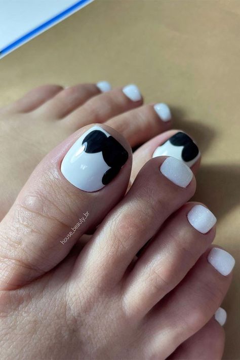 Mickey Mouse Pedicure Ideas, Pedicure Ideas Disney, Disneyland Toenails, Mickey Mouse Pedicure, Disney Cruise Pedicure, Disney Pedicure Toenails, Disney Toenails Pedicures, Mickey Pedicure, Disney Toes Designs