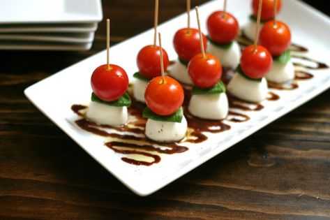 Birthday Bites Ideas, Mini Caprese Bites, Caprese On A Stick, Christmas Bites, Tomato Bites, Mozzarella Balsamic, Horderves Appetizers, Caprese Bites, Impressive Appetizers