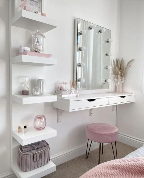 White Room Makeover, Decorating Room Ideas Bedroom, White Room Ideas Aesthetic, Wall Decorations For Bedroom, Guess Room Ideas, Pink Rooms Ideas, Roof Room Bedroom, Room Decor Pink And White, Cool Things To Have In Your Room