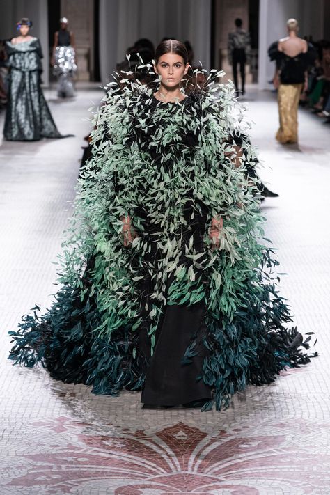 Kaia Gerber channels a Christmas tree in dramatic feathered gown | Daily Mail Online Givenchy Haute Couture, Haute Couture Looks, Givenchy Couture, Haute Couture Paris, 2019 Couture, Collection Couture, Couture Looks, Couture Mode, Armani Prive