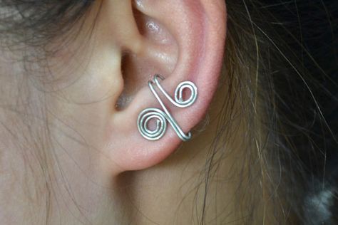 Free Patterns on Making a Simple Ear Cuff with Wire in 2 Minutes Dyi Earrings, Ear Cuff Tutorial, Ear Cuff Diy, Simple Ear Cuff, Earring Making Supplies, Trendy Jewerly, Jewerly Beads, Easy Jewelry, Wedding Rings Round