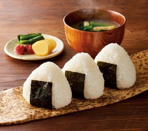 Japanese Onigiri Aesthetic, Hand Food, Japanese Food Illustration, Food Hub, Japan Trip, Yummy Comfort Food, Japan Food, Cafe Food, Food Illustrations