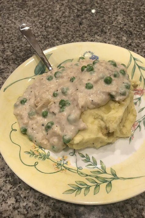 Hard Times Creamed Tuna | "I too ate this growing up and make it frequently still! The only real difference to mine is that I add celery seasoning. I'll try the peas next time!" #cheaprecipes #cheapmeals #budgetfriendly #budgetrecipes #frugalcooking #frugalmeals #cheapdinnerideas #cheap #budget #economical #frugal Tuna Ala King Recipe, Creamed Tuna On Toast, Tuna On Toast, Creamed Tuna, Dinner For Four, Tuna Dishes, Tuna Fish Recipes, Tuna Melt Recipe, Tuna Recipe