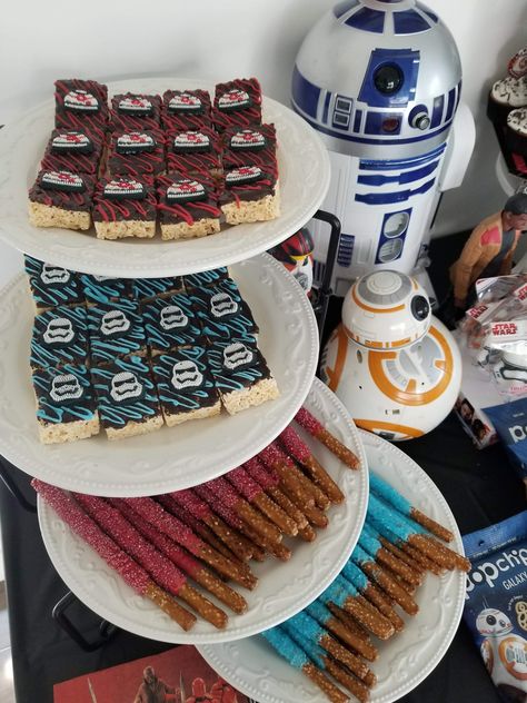 StarWars DIY Rice Krispies and pretzel rod Lightsabers Star Wars Rice Crispy Treats, Star Wars Rice Krispies Treats, Diy Rice Krispies, Star Wars Chocolate, Star Wars Dessert, Superman Wedding, Star Wars Party Food, Fiesta Bluey, Themed Snacks