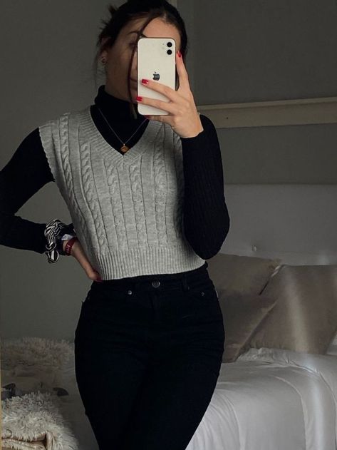 33 Year Old Woman Style, Old Woman Style, Downtown Sweater, Aesthetic 80s, Smart Casual Women Outfits, Grunge Fits, Cute Professional Outfits, Summer Outfits For Women, Neat Casual Outfits