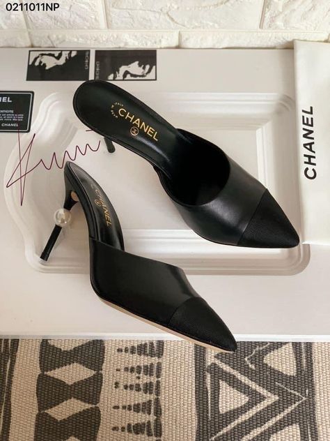 Chanel Mules With Pearl, Chanel Pearl Shoes, Luxury Slippers Women, Chanel Pearl Heels, Coco Chanel Shoes, Chanel High Heels, Chanel Footwear, Shoes Coquette, Slipper Heels