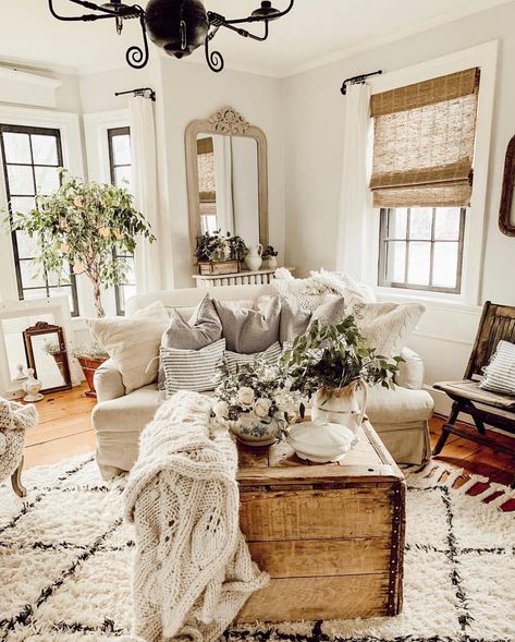 Favorite Things Friday - #LMBpresets Edition - Liz Marie Blog Cozy Farmhouse Living Room, Muebles Shabby Chic, Farm House Livingroom, Farmhouse Living Room Decor Ideas, Farmhouse Living Room, Farmhouse Decor Living Room, Rustic Living Room, A Living Room, Farmhouse Living