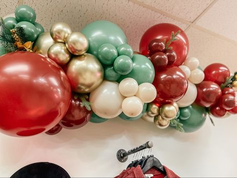 Red Green Gold Balloon Garland, White Christmas Party, 25 Birthday, Christmas Balloon Decorations, Deco Ballon, Gingerbread Party, Sprinkle Shower, Green Baby Shower, Balloon Arches