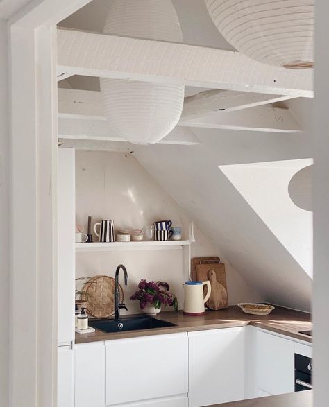 Louise Herholt on Instagram: “🌸🌸 . . . . #kitchen #ikeakitchen #boligindretningogkreativitet #ikea #colorsandotherstories #boligmagasinetdk #farver #farvefeed…” Tiny Attic Kitchen, Mansard Kitchen, Attic Kitchen Ideas, Kitchen Without Upper Cabinets, Attic Kitchen, Garage Entrance, Flat Interior Design, Floor Renovation, Small Apartment Interior