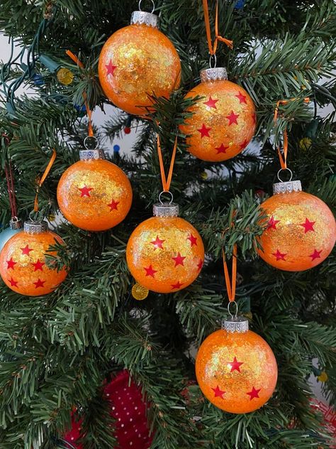 Dragon Ball Z Christmas Tree, Geek Christmas Decorations, Alcohol Bottle Decorations, Nerdy Christmas, Geek Christmas, Cricut Christmas Ideas, Idee Cricut, Anime Christmas, Orange Glitter