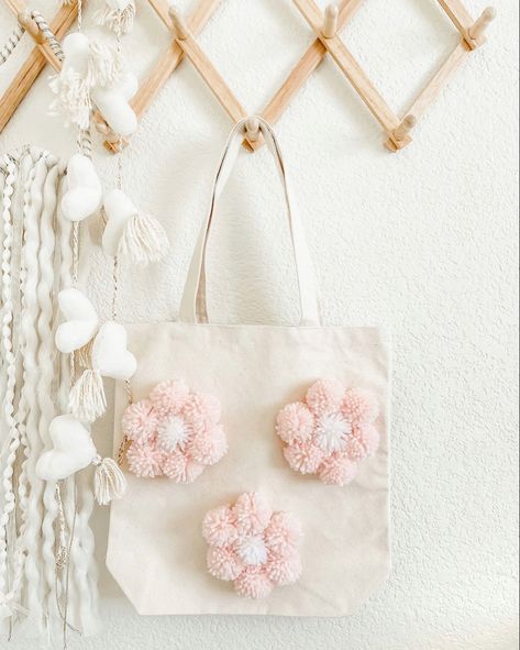 Bag Designs, Diy Flowers, Canvas Bag, Hair Bows, Bags Designer, Pom Pom, Felt, Tote Bag, Shoulder Bag