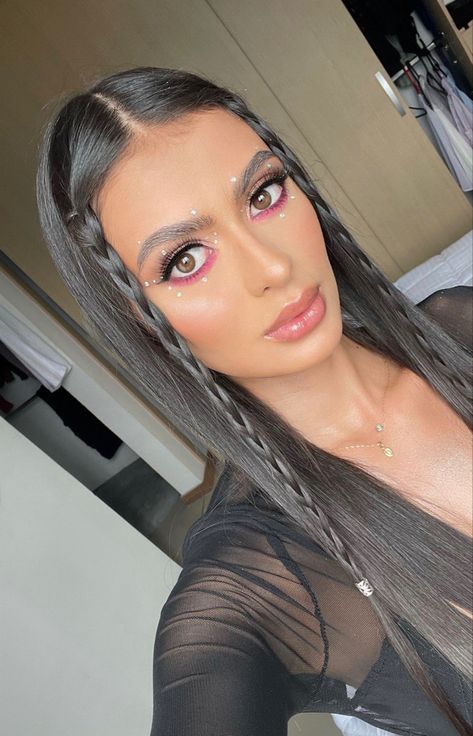 Coachella vibes maquillaje para festivales Makeup For Festivals Summer, Makeup Ideas Festival, Karol G Concert Makeup, Bichota Makeup, Maquillaje Festival Coachella, Color Festival Outfit, Bresh Festival Outfit, Makeup Festival Coachella, Karol G Concert Makeup Ideas