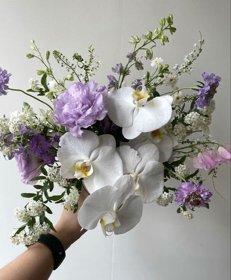 Bougie Wedding, Trailing Bouquet, Purple White Wedding, Modern Bouquet, Purple Bouquets, Bouquet Arrangement, Purple Wedding Bouquets, Flower Bouquet Diy, All White Wedding