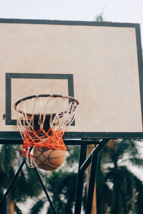 Cool Basketball Wallpapers, Basketball Aesthetic, Free Basketball, Basketball Background, Portable Basketball Hoop, Bola Basket, Basketball Photos, Basketball Photography, Basketball Wallpaper