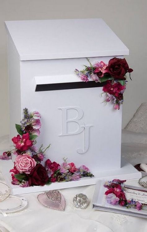 post box decorated with red roses / http://www.himisspuff.com/mailbox-wedding-decor-ideas/4/ Creative Wedding Card, Modern Wedding Diy, Diy Card Box, Wedding Gift Card Box, Wedding Post Box, Money Box Wedding, Wedding Card Box, Wedding Card Holder, Gift Card Boxes