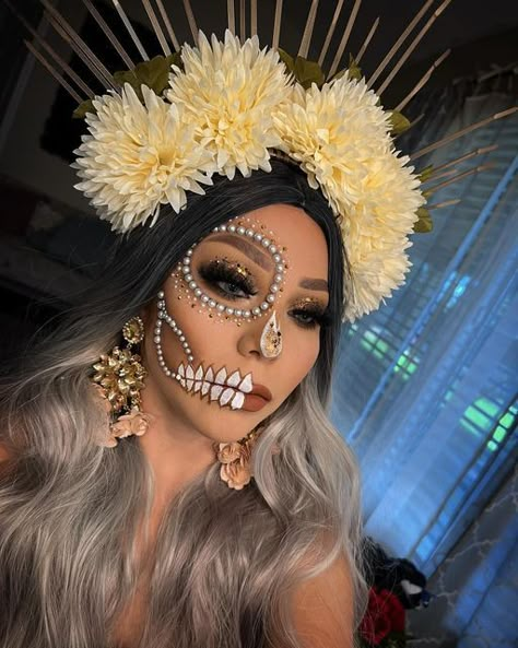 Half Face Catrina Makeup, Catrina Makeup Ideas, Easy Catrina Makeup, Catrina Makeup Mexicana, Morticia Addams Makeup, Calavera Makeup, Makeup Dia, Catrina Costume, Catrina Makeup