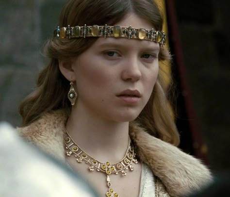 Robin Hood 2010 - Isabella of Angoulême Robin Hood 2010, Jean Genie, Medieval Woman, Medieval Aesthetic, Lea Seydoux, Queen Of England, Historical Dresses, Song Of Ice And Fire, Ice And Fire