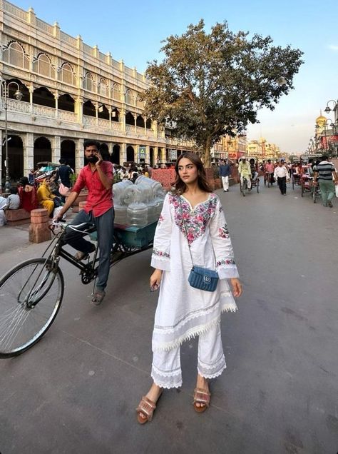 Pakistan Casual Wear, Desi Street Style, Fusion Wear Indian Casual, Jaipur Aesthetic Outfits, Jaipur Fits, Outfits To Wear In Jaipur, Desi Casual Outfits, Rajasthan Outfit Ideas, Udaipur Outfit Ideas