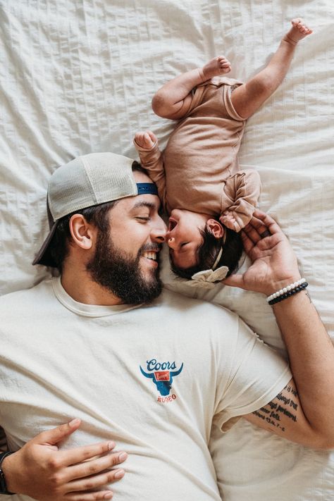 Newborn photography ideas. Daddy and daughter. Newborn Photography Ideas, Daughter Photo Ideas, Daddy And Daughter, Newborn Family Photos, Father And Baby, Toddler Photography, Birth Photography, Lifestyle Newborn Photography, Dad Baby