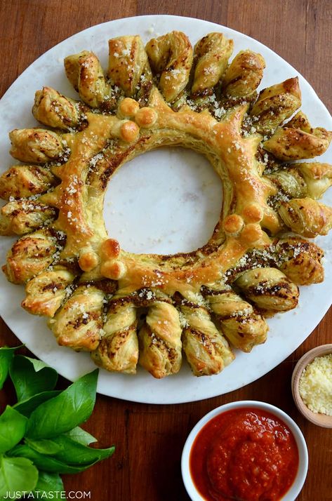 Pesto Twists Puff Pastries, Antipasto Ideas, Appy Recipes, Puff Pastry Wreath, Christmas Wreath Appetizer, Pastry Wreath, Pesto Puff Pastry, Wreath Appetizer, Pesto Appetizers