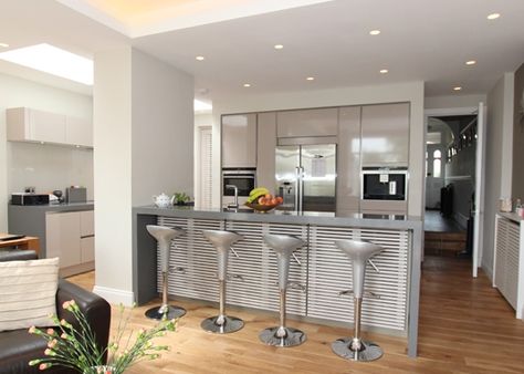 Kitchen Island With Pillars, Semi Open Kitchen And Living Room, Column In Kitchen, Kitchen Pillar, Semi Open Kitchen, Open Concept Kitchen Living Room, Open Plan Kitchen Diner, Open Kitchen And Living Room, New Kitchen Designs