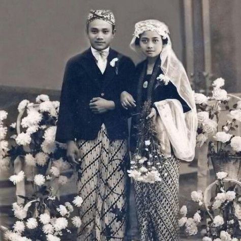 Sundanese Wedding, Javanese Wedding, Asian House, Grand Parents, Wedding Moodboard, Dream Wedding Decorations, Dutch East Indies, East Indies, Wedding Expo