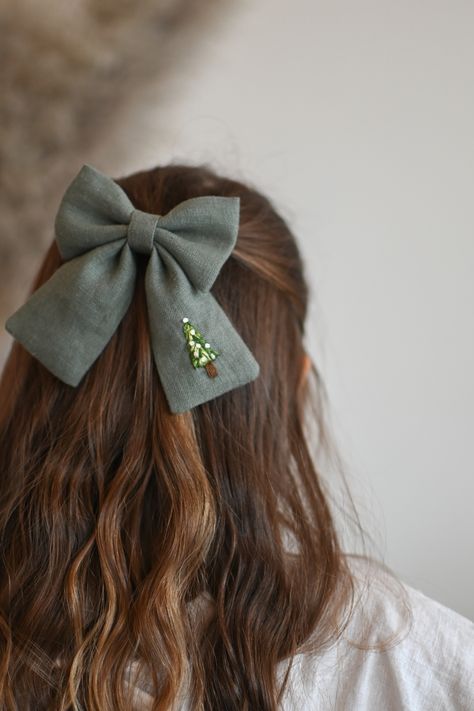 green hair bow, big linen hair bow with hand embroidered Christmas Tree Homemade Hair Bows, Christmas Tree Hair, Festive Hair, Holiday Hair Bows, Christmas Tree Bows, Holiday Hair, Embroidered Christmas, Christmas Hairstyles, Christmas Bow