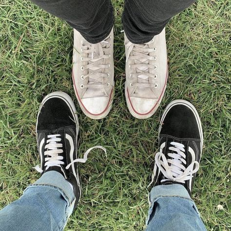 Nick And Charlie, Alice Oseman, Heart Stopper, Love Is, Vans High Top Sneaker, Film Serie, Vans Sk8, Series Movies, Vans Old Skool Sneaker