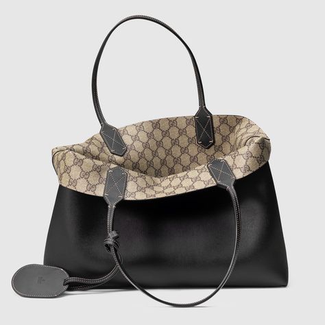 Reversible Gucci leather tote More Dompet Gucci, Gucci Travel Bag, Tas Gucci, Sac En Cuir Diy, Designer Travel Bags, Sacs Design, Gucci Purses, Gucci Tote Bag, Tas Fashion