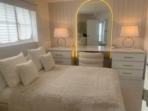 Small Beige Bedroom, Cream Bedroom Aesthetic, Beige And Gold Bedroom, Beige Bedroom Aesthetic, Beige Rooms, Beige And Grey Bedroom, Beige Room Decor, Beige Walls Bedroom, Beige Room