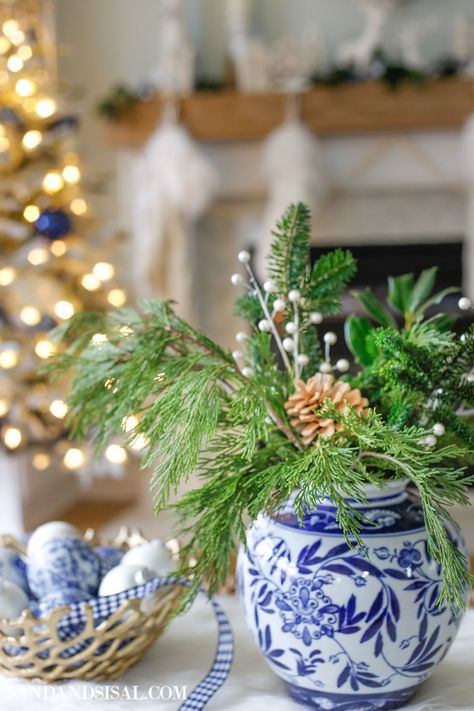 Blue And White Christmas Kitchen, Christmas Table Decorations Blue, Blue Christmas Table Decor, Hamptons Christmas, Chinoiserie Christmas Decor, Christmas Chinoiserie, Decorating With Snowmen, Blue And White Christmas, Chinoiserie Christmas