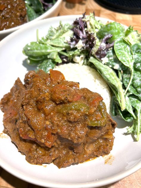 Bistec Entomatado (Beef steak stewed in tomato based sauce) Canning Tomatoes, Green Bell Peppers, Mouth Watering Food, Beef Steak, Cilantro, Stuffed Bell Peppers, Stew, Steak, Sauce