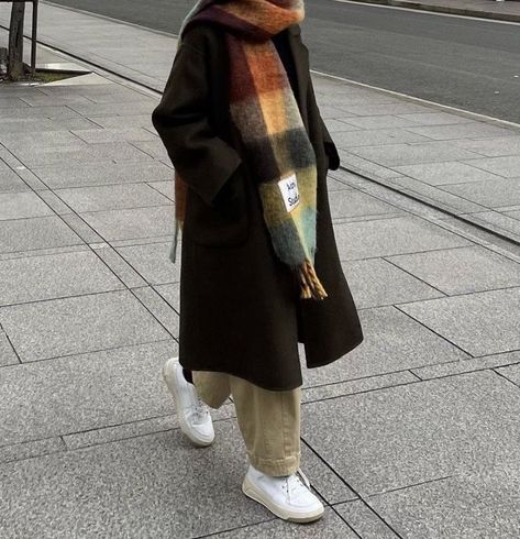 Acne Studios Scarf, Scarf Aesthetic, 일본 패션, Rainbow Scarf, Scarf Outfit, Scandinavian Fashion, Winter Lookbook, Street Style Winter, Winter Fits