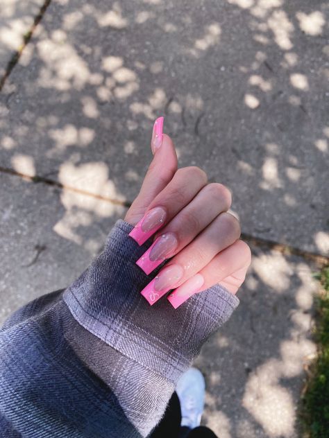 Nails W Boyfriend Initial, Nail Inspo With Initial Pink, Pink Nails With Initials On Them, Pink Nails With D Initial, Nails W C Initial, Nails With The Letter V On Them, Pink Nails With K Initial, Pink Nails Initials, Acrylic Nails For Boyfriend