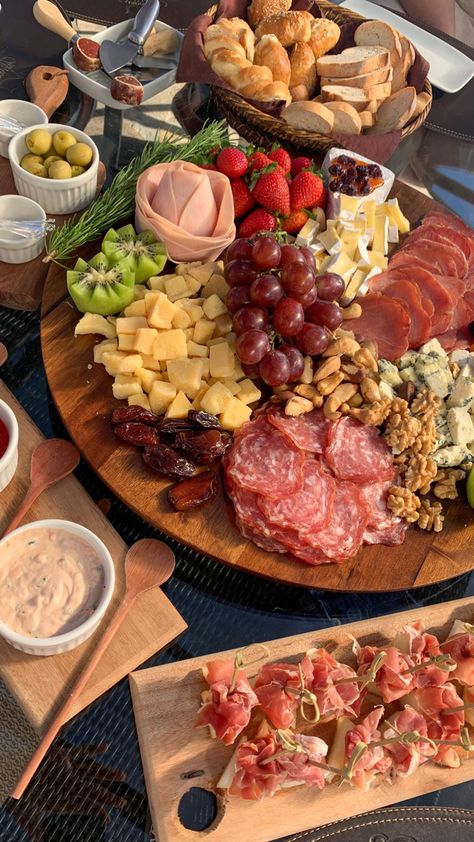 Wine Table Food, Brie Cheese Board Ideas, Snacks Table Ideas Party, Brie Platter, Snack Table Ideas, Cheese Board Aesthetic, Cheese And Fruit Platter, Cheese Platter Ideas, Brie Cheese Recipes