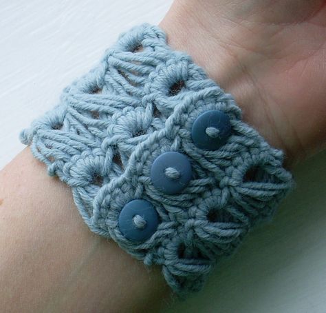 DIY : Un bracelet au crochet au point broomstick Diy Crochet Bracelet, Broomstick Lace Crochet, Broomstick Lace, Bracelet Crochet, Confection Au Crochet, Crochet Jewelry Patterns, Lace Bracelet, Crochet Bracelet, Crochet Diy