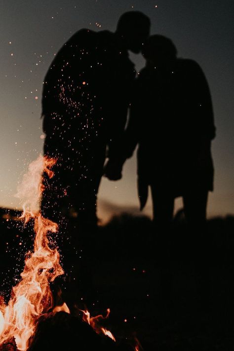 Fire Couple Photography, Bonfire Engagement Photos, Engagement Photos At Night, Fire Engagement Photos, Night Time Engagement, Unique Engagement Photos Creative, Engagement Photos Unique, Night Engagement Photos, Dream Elopement