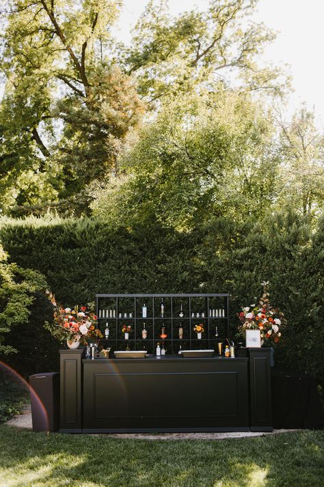 Wedding Bar Ideas Elegant, Black Bar Wedding, Black Backyard Wedding, Drink Bar Wedding, Rustic Black Wedding, Wedding Bar Setup, Rustic Flower Wedding, Backyard Wedding Bar, Diy Wedding Bar