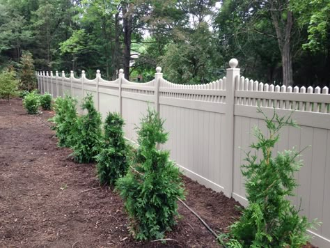 New England Fence Ideas, Scalloped Fence, Colonial Fence, Cottage Fence, Front Fence Ideas, Garden Gates And Fencing, Pvc Fence, Exterior Landscaping, Garden Fence Panels