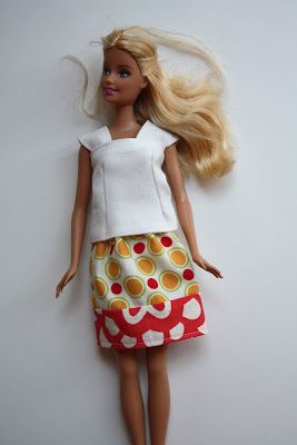 easy barbie skirt tutorial Barbie And Ken Costume, Hankie Couture, Barbie Skirt, Free Barbie, Barbie Knitting Patterns, Barbie Sewing, Barbie Dress Pattern, Dress Barbie Doll, Sewing Barbie Clothes