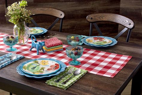 Pioneer Woman Table Setting Ideas, Pioneer Decor, Pioneer Kitchen, Pioneer Woman Dishes, Pioneer Woman Kitchen Decor, Pioneer Woman Kitchen, Fabric Table Runner, Spring Tablescapes, Kitchen Decor Themes