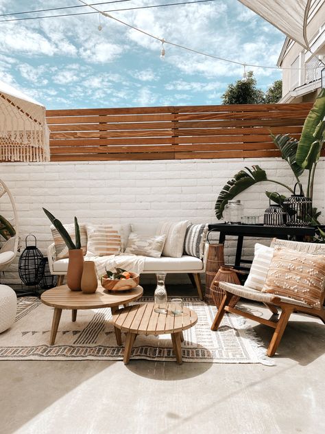 Palm Springs Patio, Kitchen Outside, Terrazas Chill Out, Desert Backyard, Palm Springs Decor, Staining Furniture, Arizona House, Boho Patio, Outdoor Patio Space