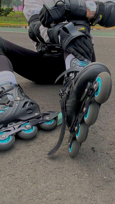 Roller Skating Aesthetic, Best Roller Skates, Spiderman Comic Art, Roller Blades, Skate Aesthetic, Skateboarding Tricks, Skateboard Aesthetic, Skating Aesthetic, Roller Skaters