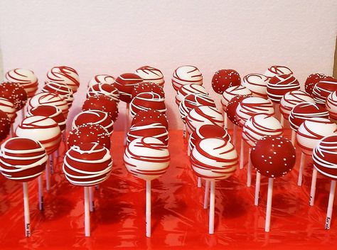 Cake Pops Weihnachten, Red And White Cake, White Cake Pops, Christmas Cake Pops, White Cake Recipe, Cake Pop Sticks, Torte Cupcake, Red Cake, Candy Table