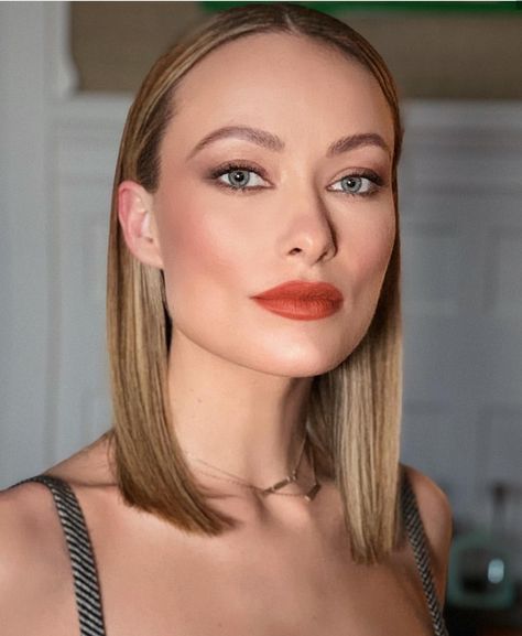 Olivia Wilde Dark Blonde Bobs, Dark Blonde Hair Color, Orange Lipstick, Dark Blonde Hair, Makijaż Smokey Eye, Olivia Wilde, Oc Ideas, Dark Blonde, Blonde Hair Color