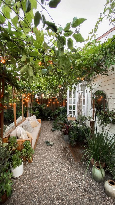 Garden Courtyard Ideas, Mini Backyard Ideas, Small Courtyard Garden Ideas, Small Garden Uk, French Backyard, Small Back Garden, Patio Ideas Townhouse, Small Back Gardens, Parisian Garden