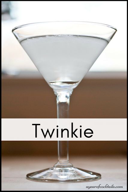 This twinkie cocktail will remind you of that delicious dessert when you were a kid. It's mix of whipped vodka, cake vodka and other ingredients will have you wanting another! Whipped Vodka Drinks, Cake Vodka Recipes, Twinkie Desserts, Vodka Cake, Day Before Thanksgiving, Cake Vodka, Whipped Vodka, Cocktail Drinks Alcoholic, Vodka Recipes