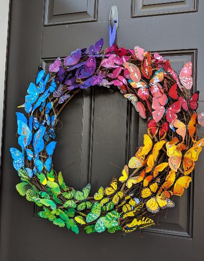 EPBOT: Quick Craft: Make This Jaw-Dropping Rainbow Butterfly Wreath For Less Than $15! Rainbow Wreath Diy, Crafts For Party, Diy Art Decor, Cosplay Wedding, Origami Projects, Butterfly Wreath, Rainbow Wreath, Rainbow Butterflies, Butterflies Wreath